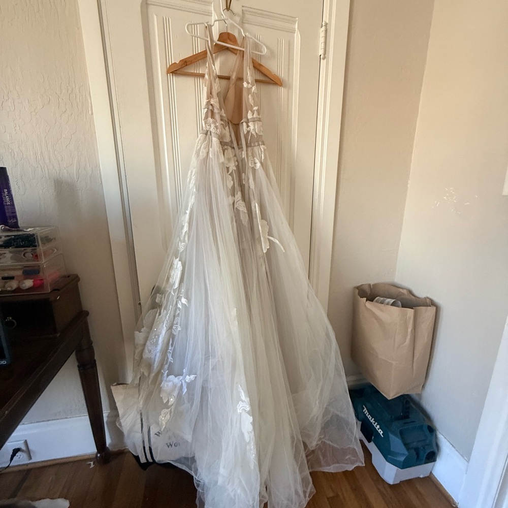 Elegant White Floral Gown - Picture 9 of 12